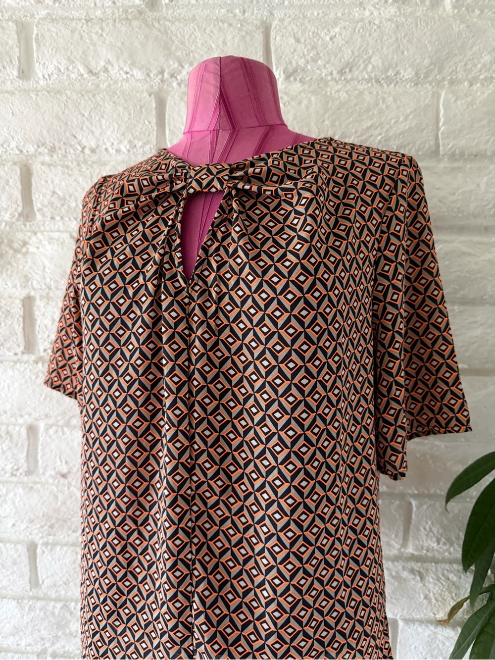 Pleione x Anthropologie Geometric Tie-Neck Blouse in Black and Rust T-7 - Picture 5 of 6